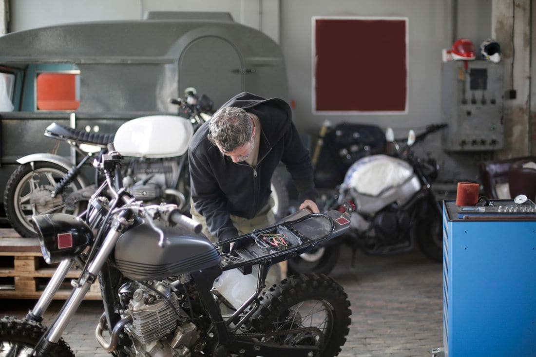 Moto sobre bancada de oficina durante manutenção